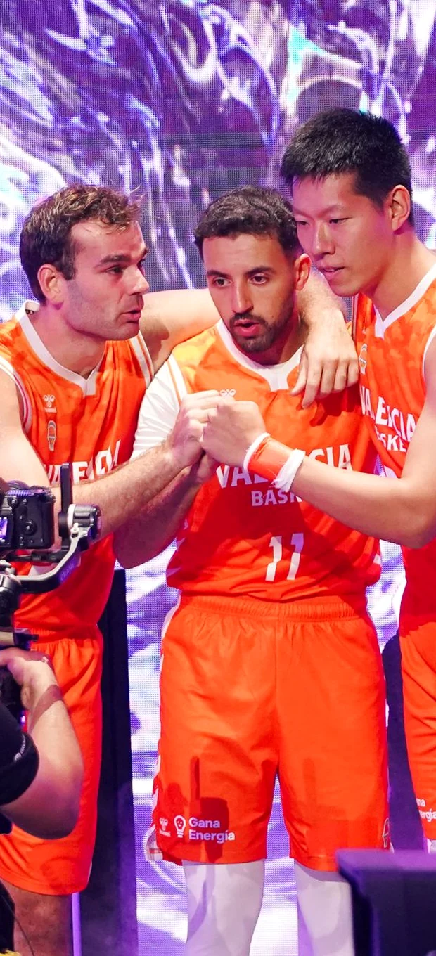 Selección española celebrando en la pista de baloncesto