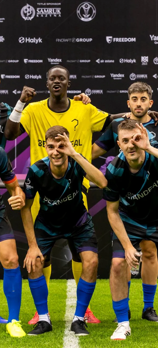 Equipo de fútbol phygital celebrando la clasificación