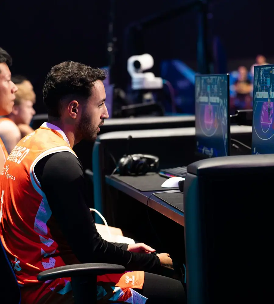 Jugador de baloncesto disputando la fase digital de su partido
