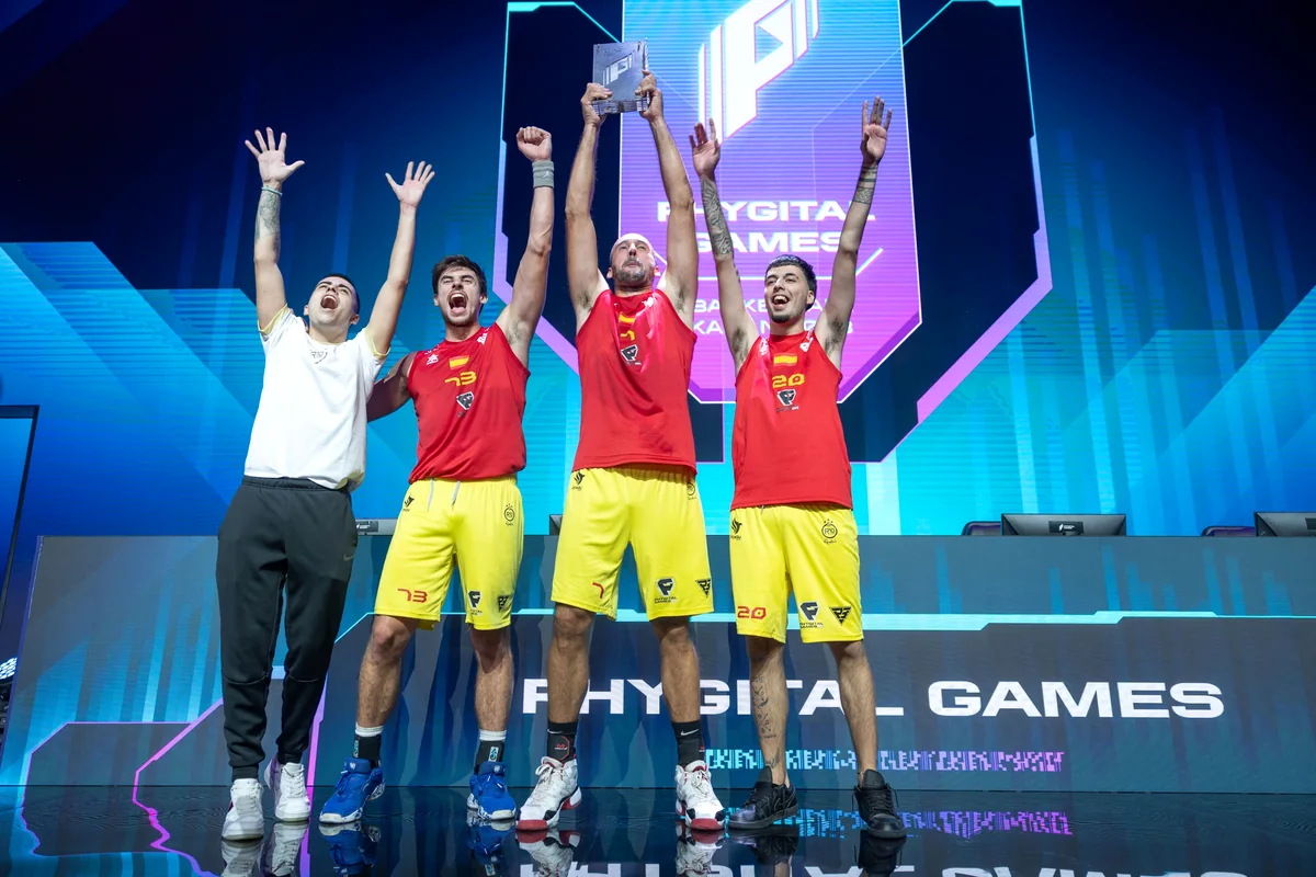 Selección española levantando el trofeo