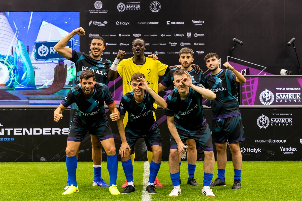 Equipo de fútbol celebrando la clasificación